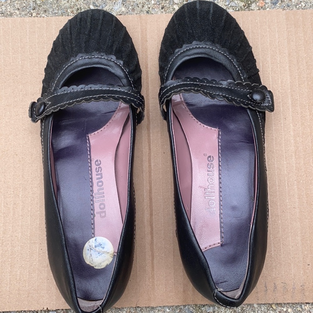 Button heel shoes